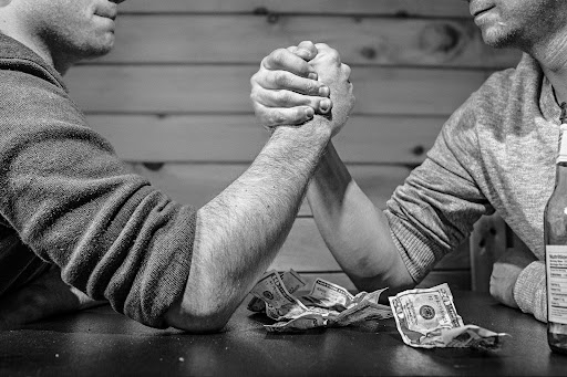 two-guys-arm-wrestling-black-and-white
